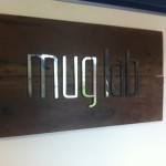 placa madeira demolição e aço escovado