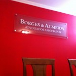 painel em vidro para recepção