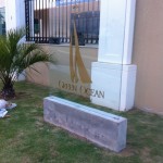 totem para condominio em vidro