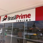 fachada de loja com acm e adesivo