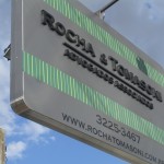 placa externa duas faces em aço inox escovado, totem transversal em aço inox com letreiro, letras aço inox curitiba, letras tipo caixa escritorio advocacia curitiba,placas advogados curitiba, placa frontlight em curitiba