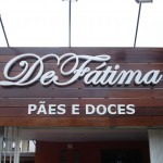 fachada deck madeira com letreiro pvc expandido curitiba, corte pvc curitiba, corte router pvc curitia, letras tipo caixa para faixada em curitiba, placas de madeira curitiba, fachada para panificadora em curitiba, deck itauba para comercio em curitiba