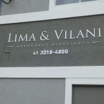 fachada escritorio advocacia com letra caixa, letreiros externos acrílico curitiba, letras caixa de pvc corte cnc,letras para escritórios curitiba, placas externas curitiba, pvc para letra caixa