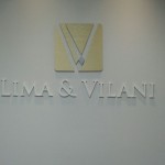 letra caixa com adesivo dourado escovado, letras douradas advogados curitiba, letreiro para interiores curitiba, letras caixa bem feitas curitiba