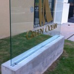 totem de vidro com letras caixas de pvc, placa em vidro para jardim condominio, placa de vidro residencial prédios, totem vidro temperado com letras de acrilico curitiba, totem de jardim para empresas, placa de vidro para por na grama