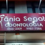 placa odontologia em acm com letra caixa, placa acm cor vinho, placa consultorio odontologico curitiba, placa externa dentistas curitiba, letreiro pvc, letras metal curitiba