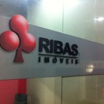 fachada centro comercial com letras caixa pvc curitiba, placas lojas de galeria curitiba, lojas fachadas de vidro com placas e letras em relevo curitiba