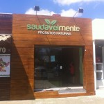 letras caixa de pvc expandido para fachada deck de madeira, letreiro corte pvc curitiba, letras para fachadas em curitiba, letra bloco pvc, letras acrilico fachadas curitiba