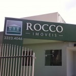 portico com letras em relevo logomarcas fachadas curitiba, letreiro para fachada de imobiliária em curitiba, exemplos de fachadas curitiba, letras bloco de acrilico, letras caixa alta pvc expandido