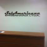 letreiro balcão recepção curitiba, logomarca em relevo para interior curitiba, letreiros internos pvc expandido, letras 3d acrilico, letreiro para construtora curitiba