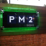 placa luminosa de vidro com letras em relevo, placa com led e logomarca letra caixa curitiba, letras tipo caixa em curitiba, deck de madeira com iluminação placas curitiba, placa curitiba, empresas que fazem placas em curitiba, luminosos em relevo curitiba, placa frontlight curitiba, placa de madeira, placa para jardim com iluminação curitiba