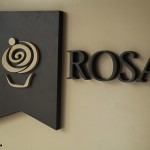 detalhe placa pvc expandido com letras em relevo, placas sinalização interna pvc, placas com logomarca para recepção, letreiros de empresas para interiores, placas empresa de eventos curitiba, corte cnc mdf router pvc curitiba acrilico