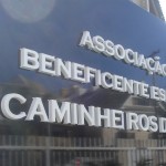 letra caixa de pvc em totem de ACM preto brilho, letras comunicação visual curitiba, letreiros brancos em pvc, letras para placas fachadas curitiba
