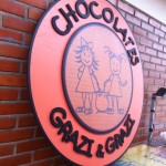 letreiro pvc expandido com adesivo fosco letra caixa curitiba, placa em pvc para fachada formato personalizado, fachada lojas de chocolate, placas externas com letras em caixa curitiba